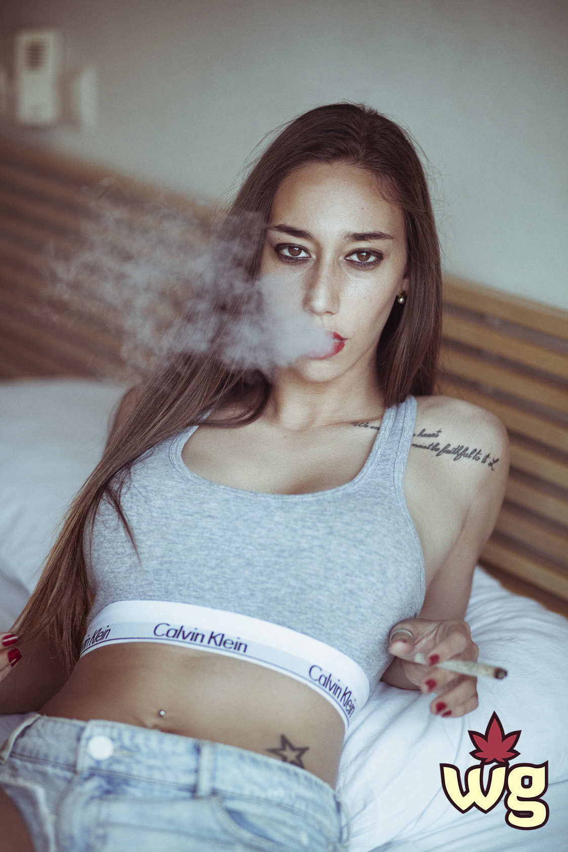 https://www.weedgirls.com/wp-content/uploads/2019/01/hot-girl-sport-top-smoking-weed.jpg